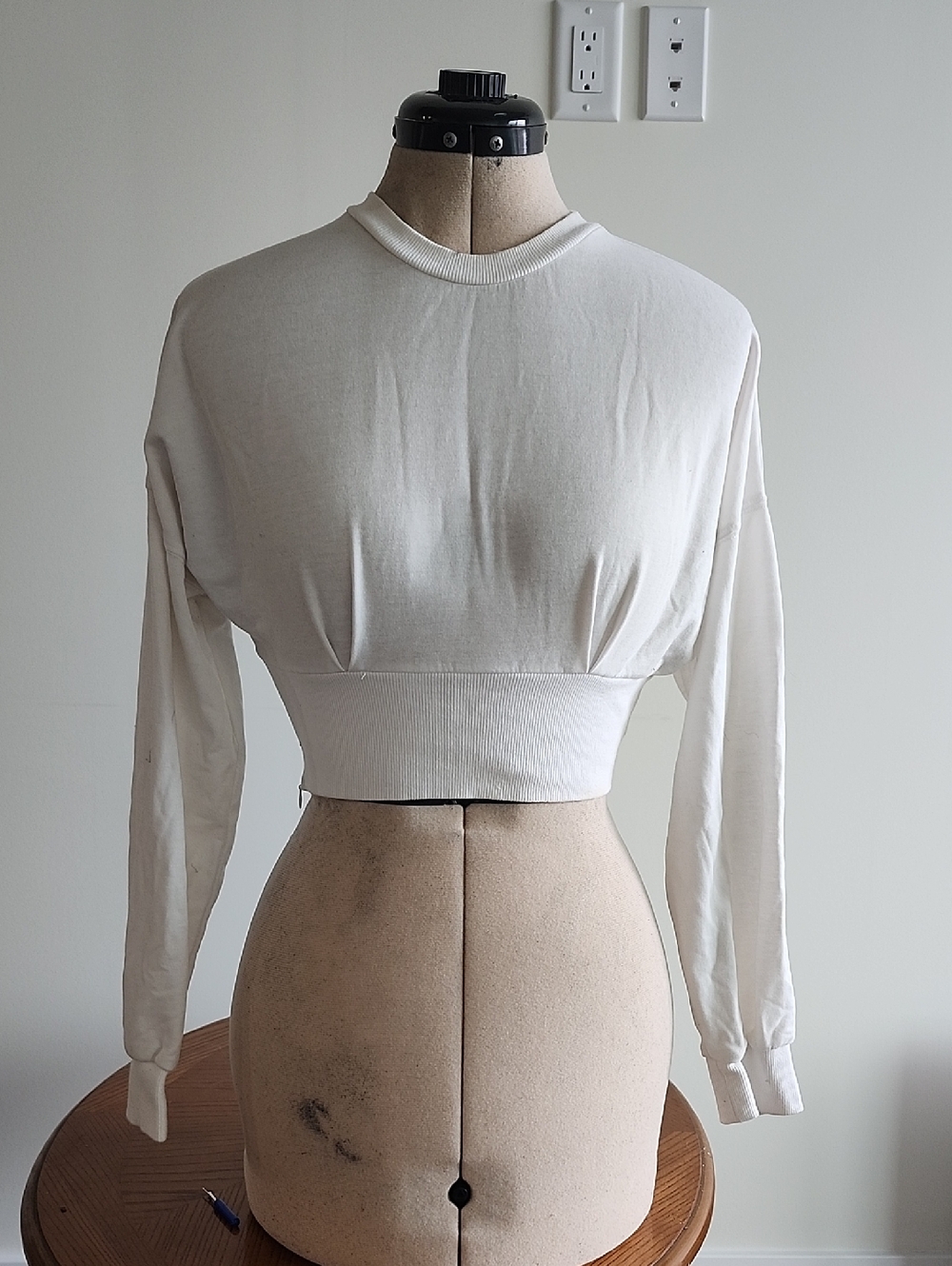 SHEIN White Cropped Long-Sleeve Crewneck Sweatshirt